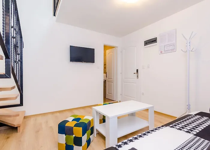Pensión Baza 3*
