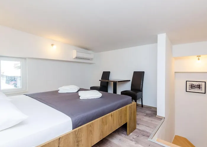 Pensión Baza 3*